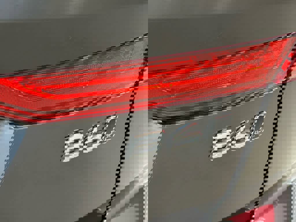 Used 2022 Volvo XC60 B6 Inscription image 17