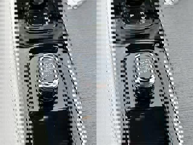 Used 2025 Volvo XC90 B6 Ultra image 11