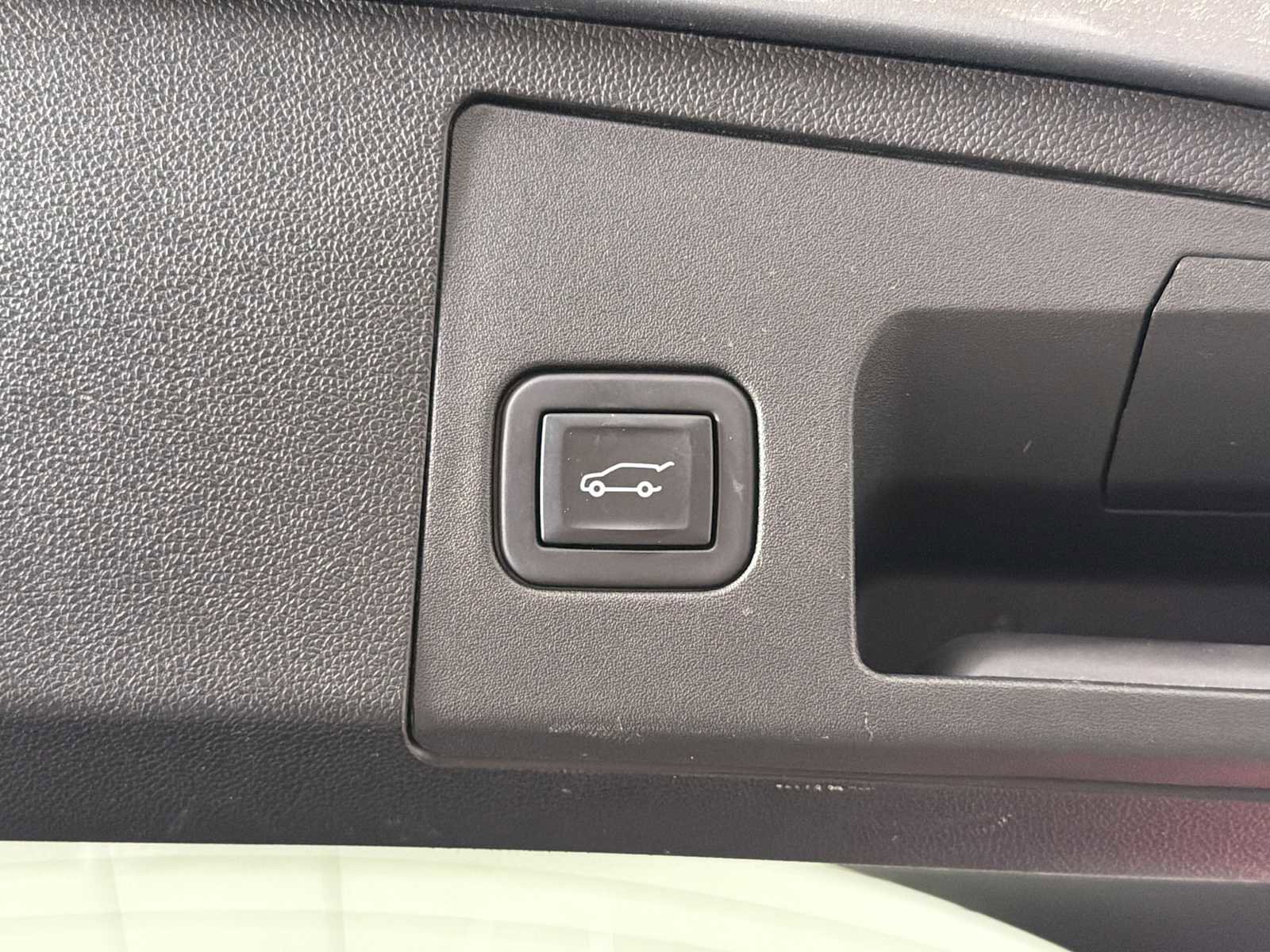 Used 2024 Cadillac XT4 Premium Luxury image 17
