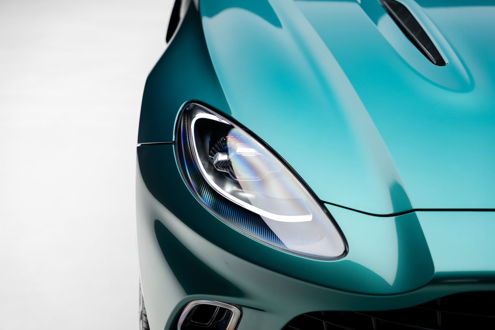 Used 2023 Aston Martin DBX AWD/4WD image 12