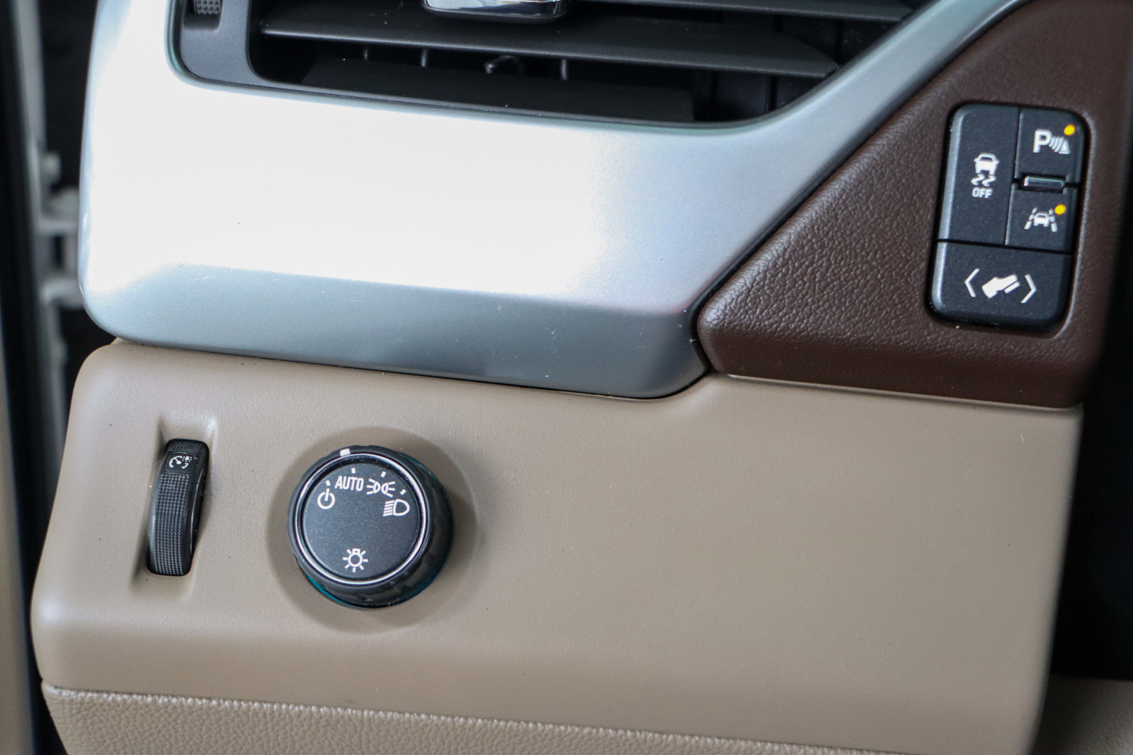 Used 2018 Chevrolet Suburban LT image 23