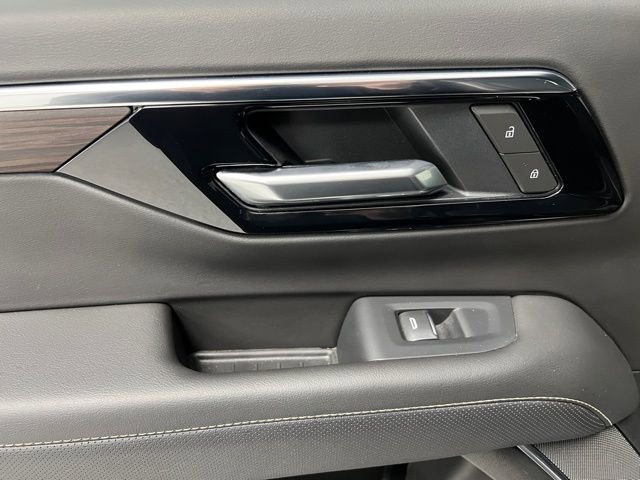 Used 2025 Chevrolet Suburban Premier image 40