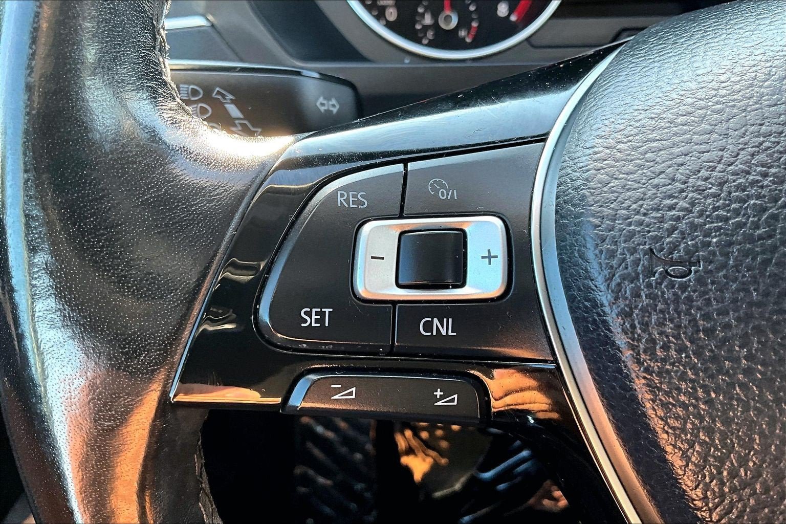 Used 2018 Volkswagen Tiguan SE w/ 3rd Row Seat Package AWD/4WD image 17