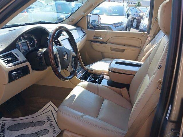 Used 2014 Cadillac Escalade Luxury image 23