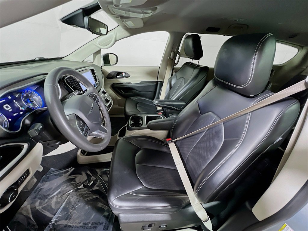 Used 2023 Chrysler Pacifica Touring-L image 19