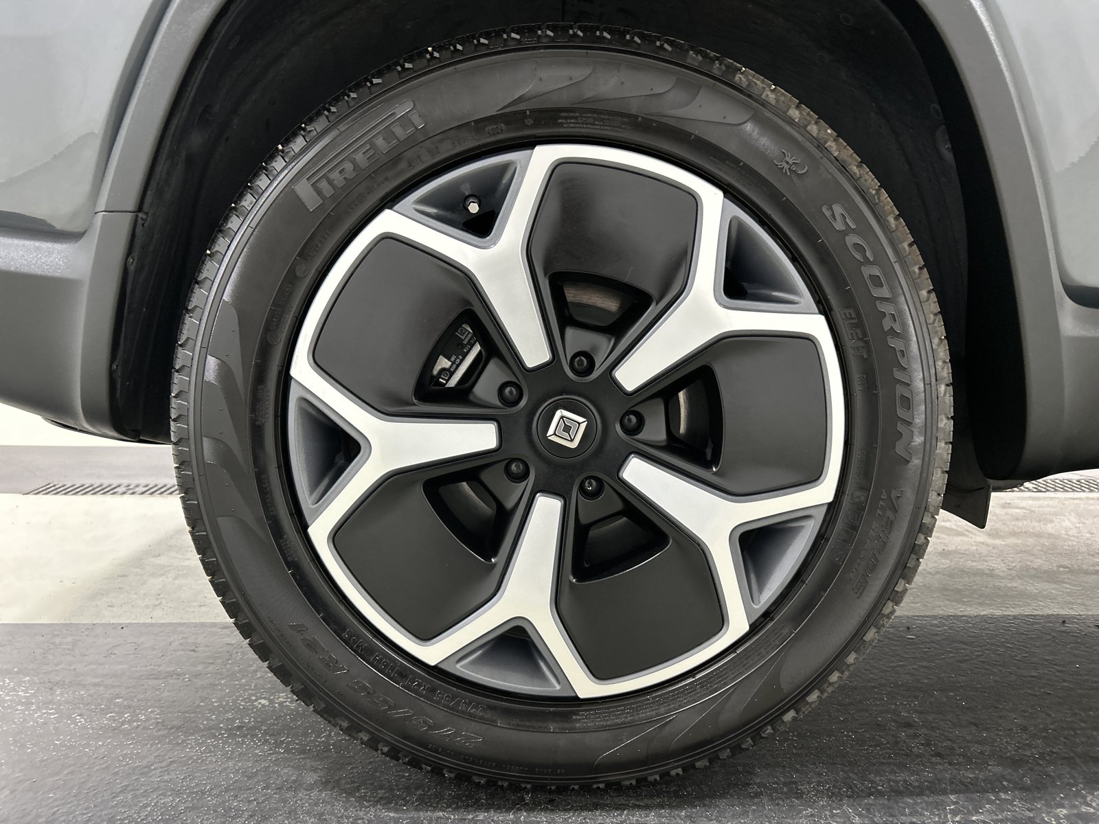Used 2024 Rivian R1S Adventure AWD/4WD image 12