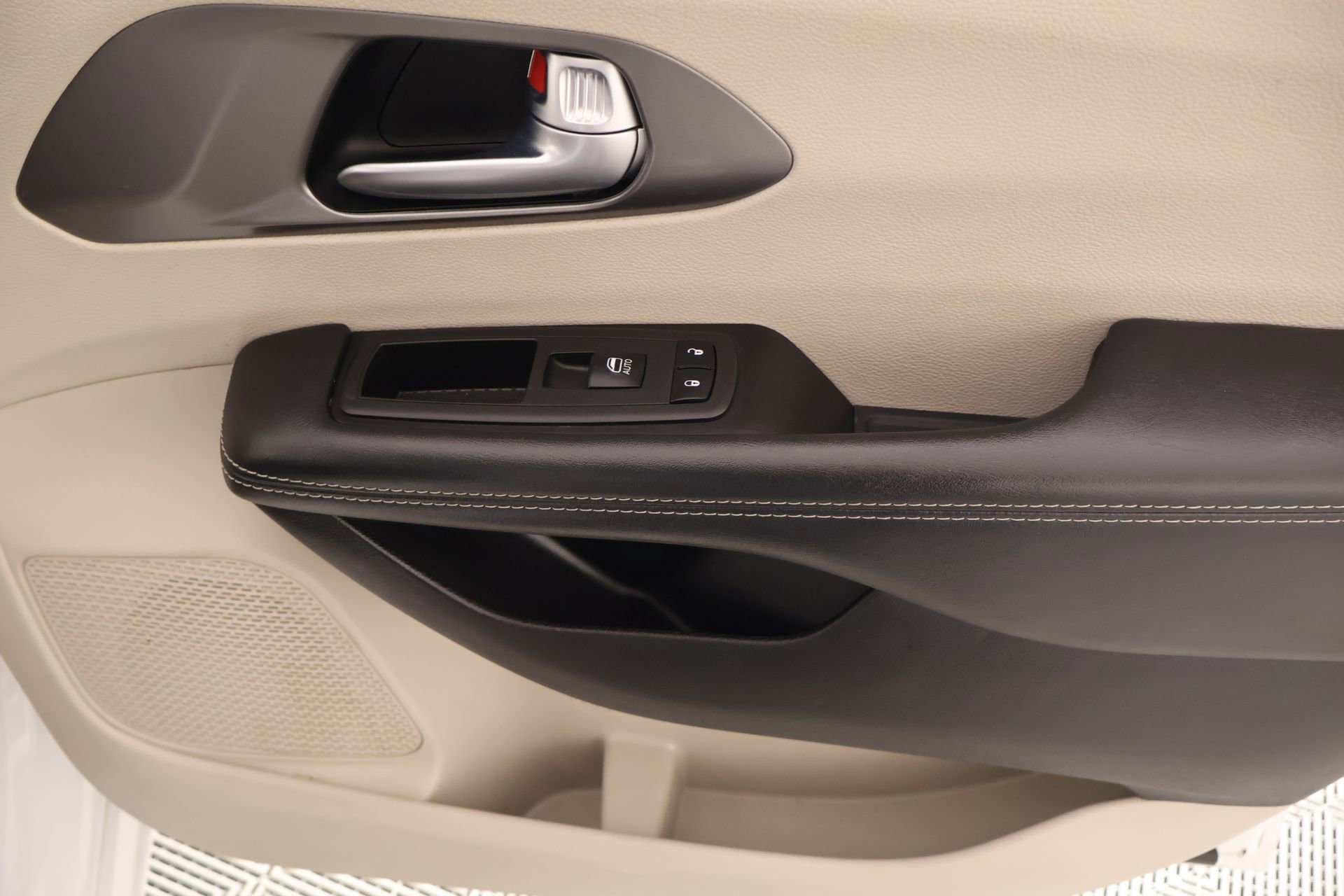 Used 2023 Chrysler Pacifica Touring-L FWD image 16