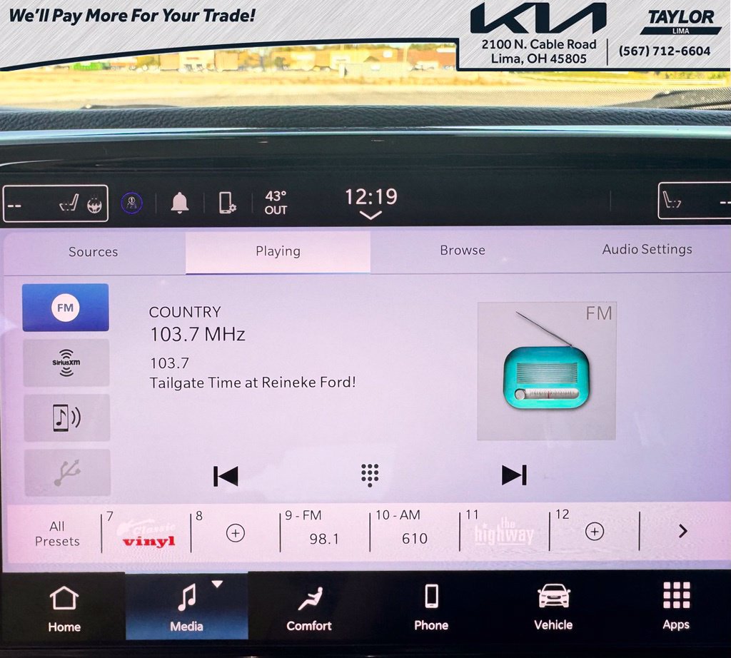 Used 2024 Chrysler Pacifica Touring-L FWD image 5