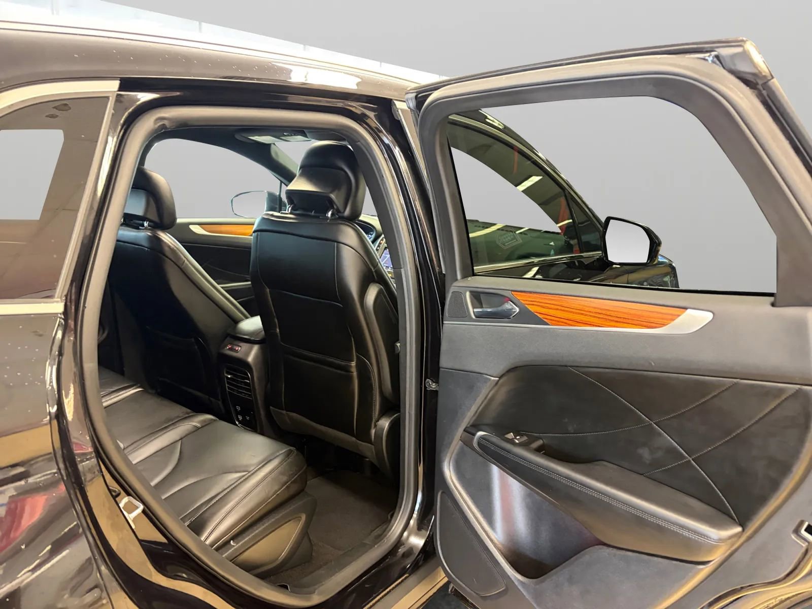 Used 2019 Lincoln MKC Reserve w/ MKC Climate Package AWD/4WD image 17