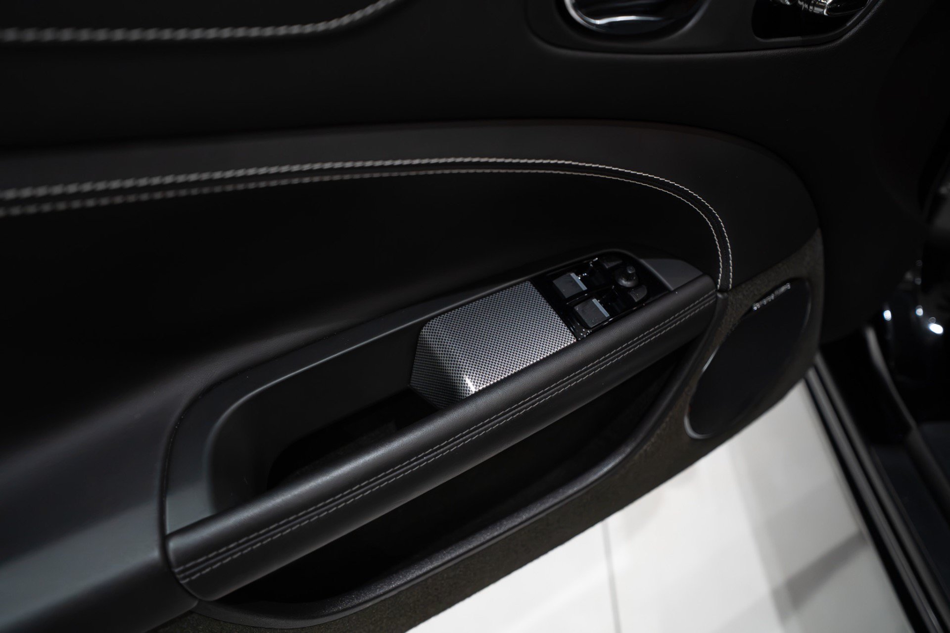 Used 2015 Jaguar XKR R RWD image 7