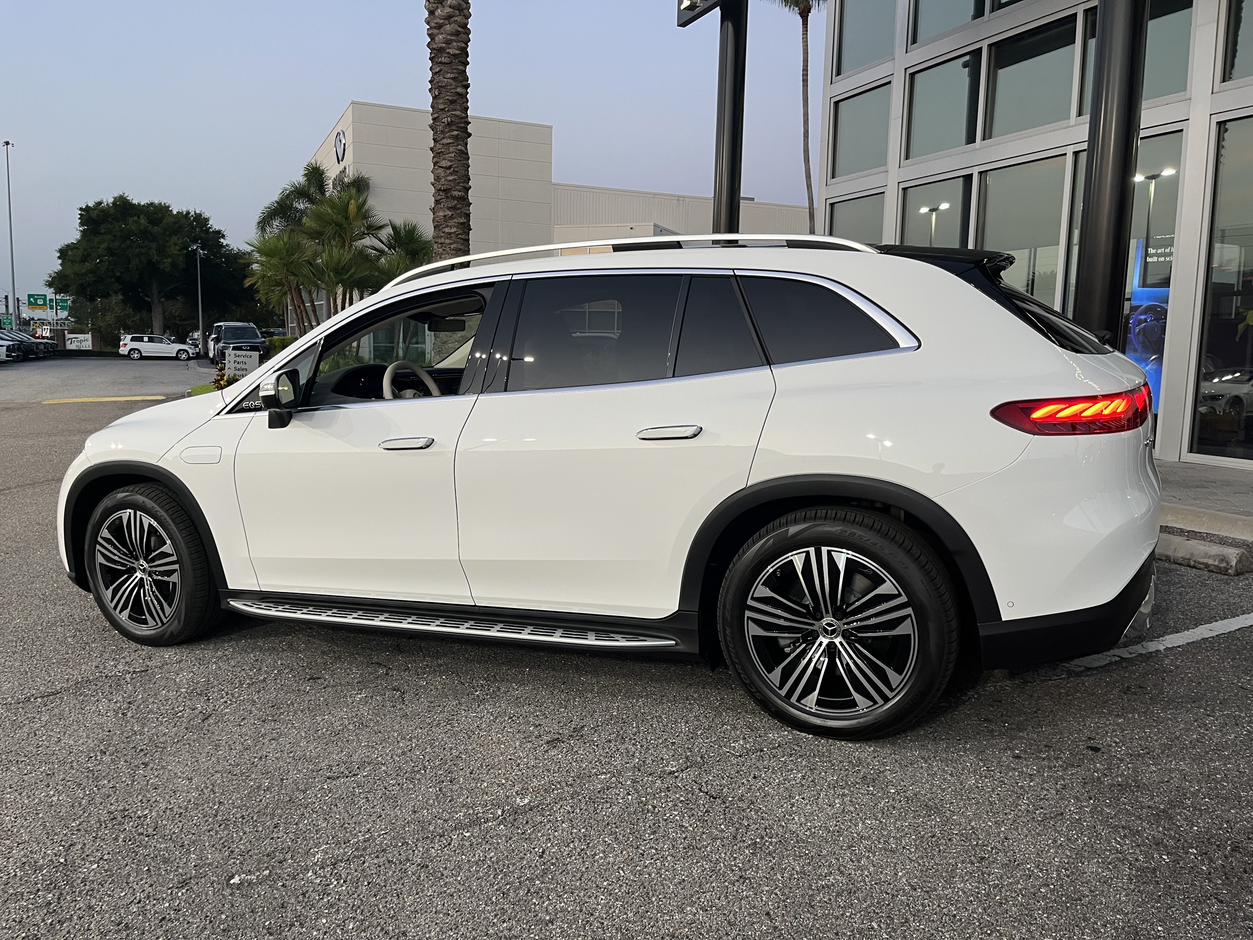 New 2026 Mercedes-Benz EQS 400 4MATIC SUV image 4