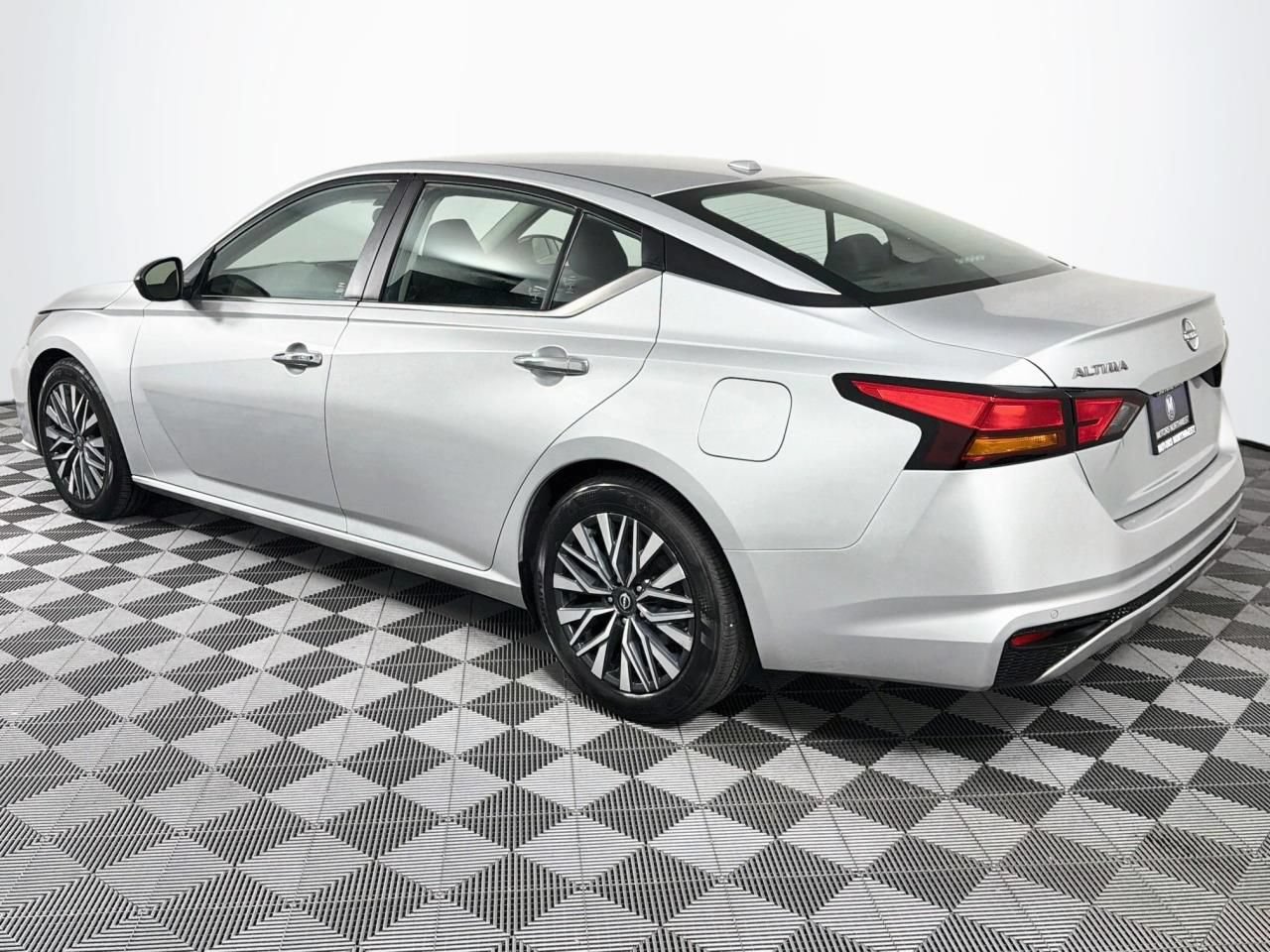Used 2024 Nissan Altima 2.5 SV FWD image 8