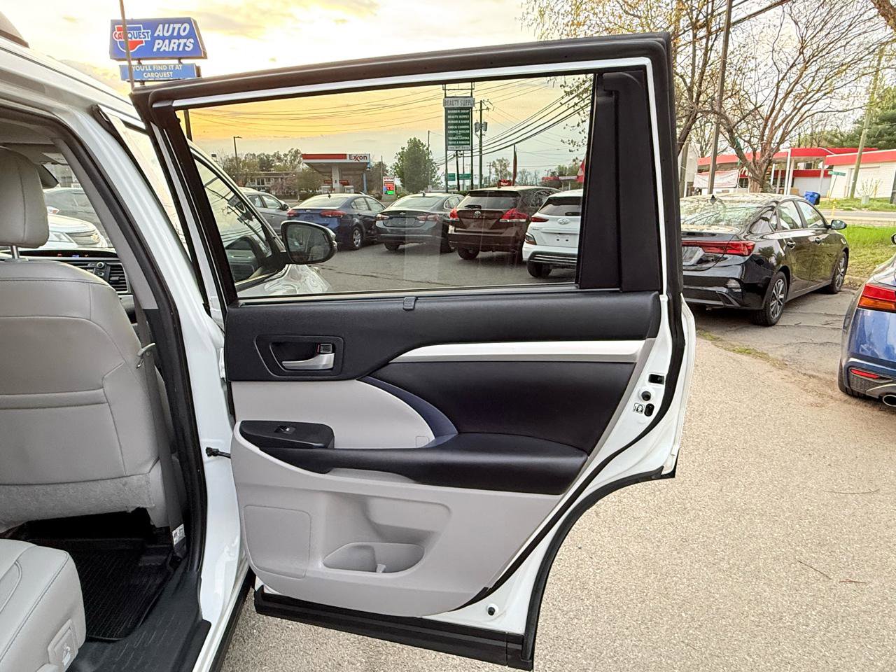 Used 2019 Toyota Highlander XLE AWD/4WD image 16