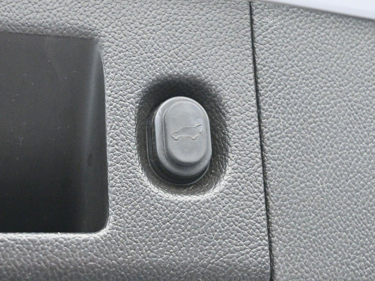 Used 2015 Chevrolet Suburban LT image 10