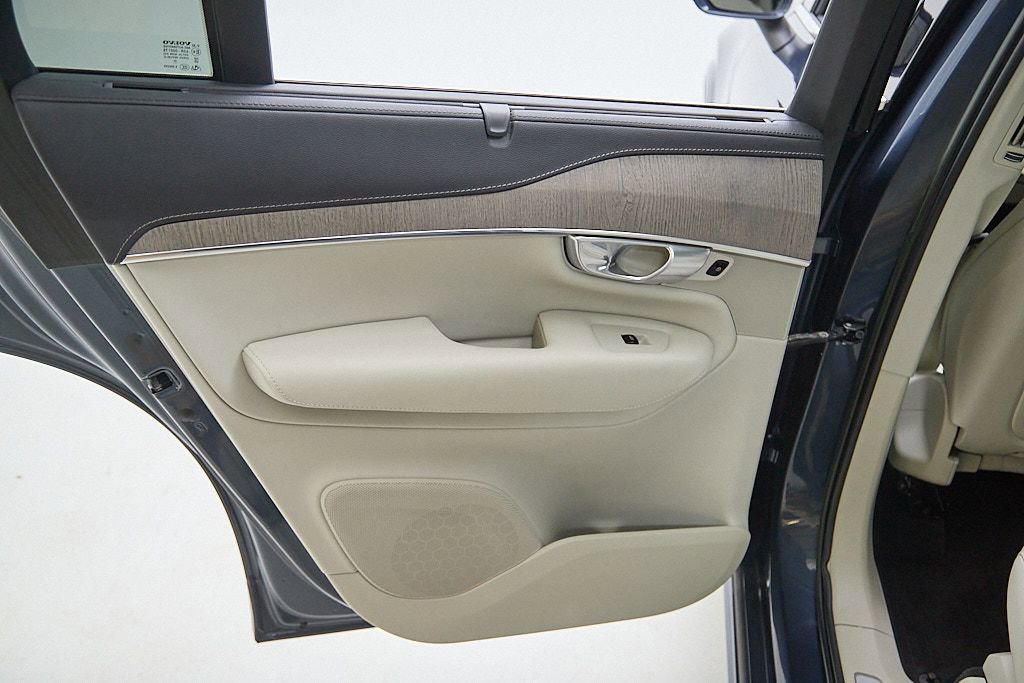 Certified 2023 Volvo XC90 B6 Ultimate w/ Protection Package Premier image 18