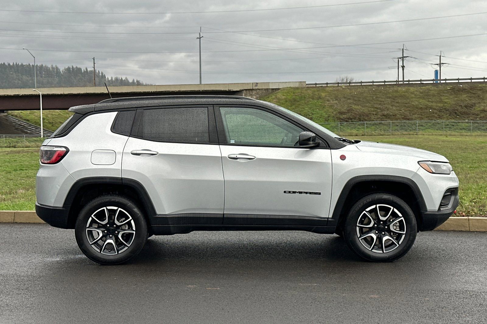 Used 2024 Jeep Compass Trailhawk AWD/4WD image 2