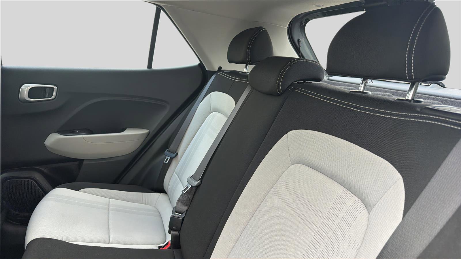 Used 2025 Hyundai Venue SEL FWD image 19
