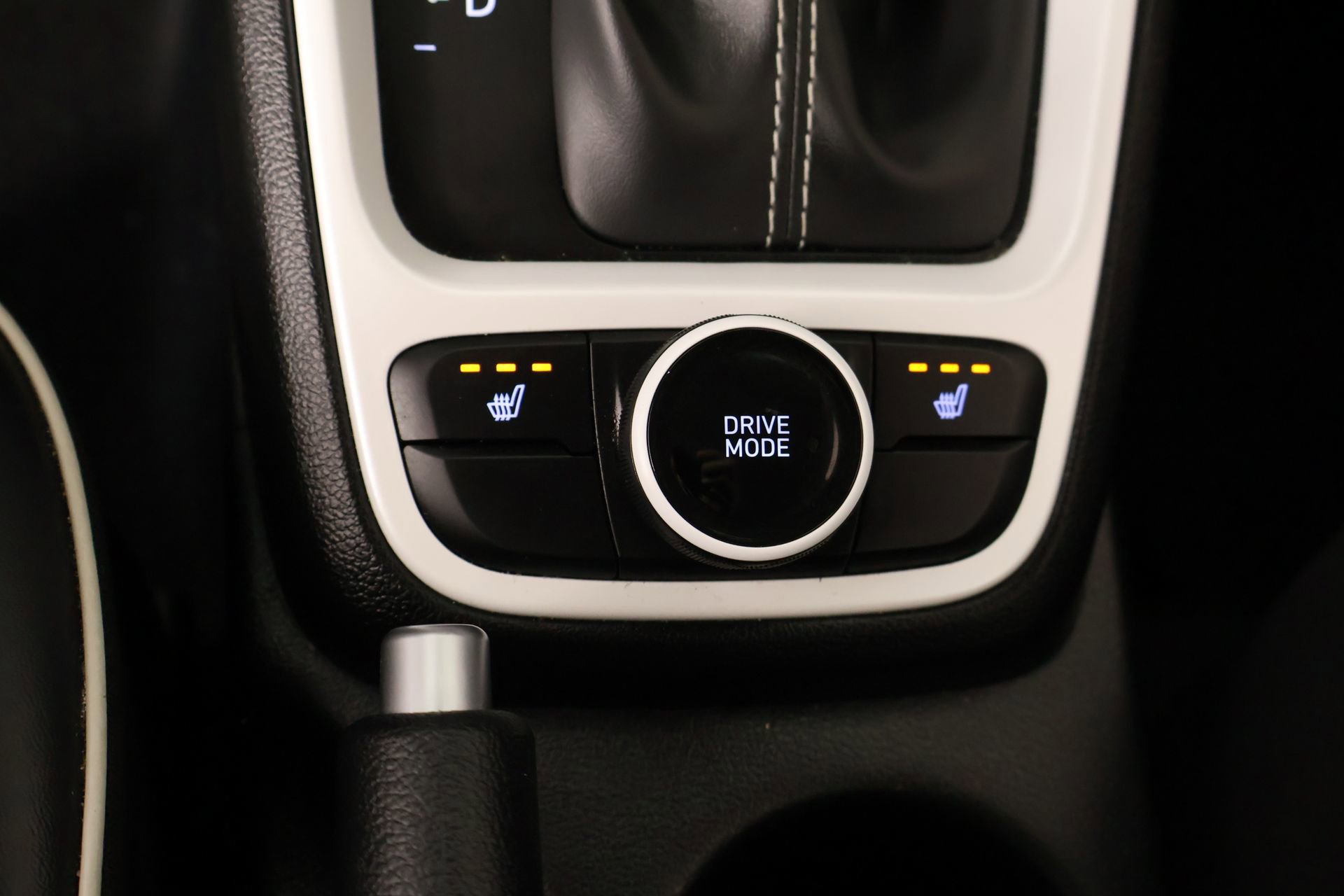 Used 2025 Hyundai Venue Limited FWD image 8