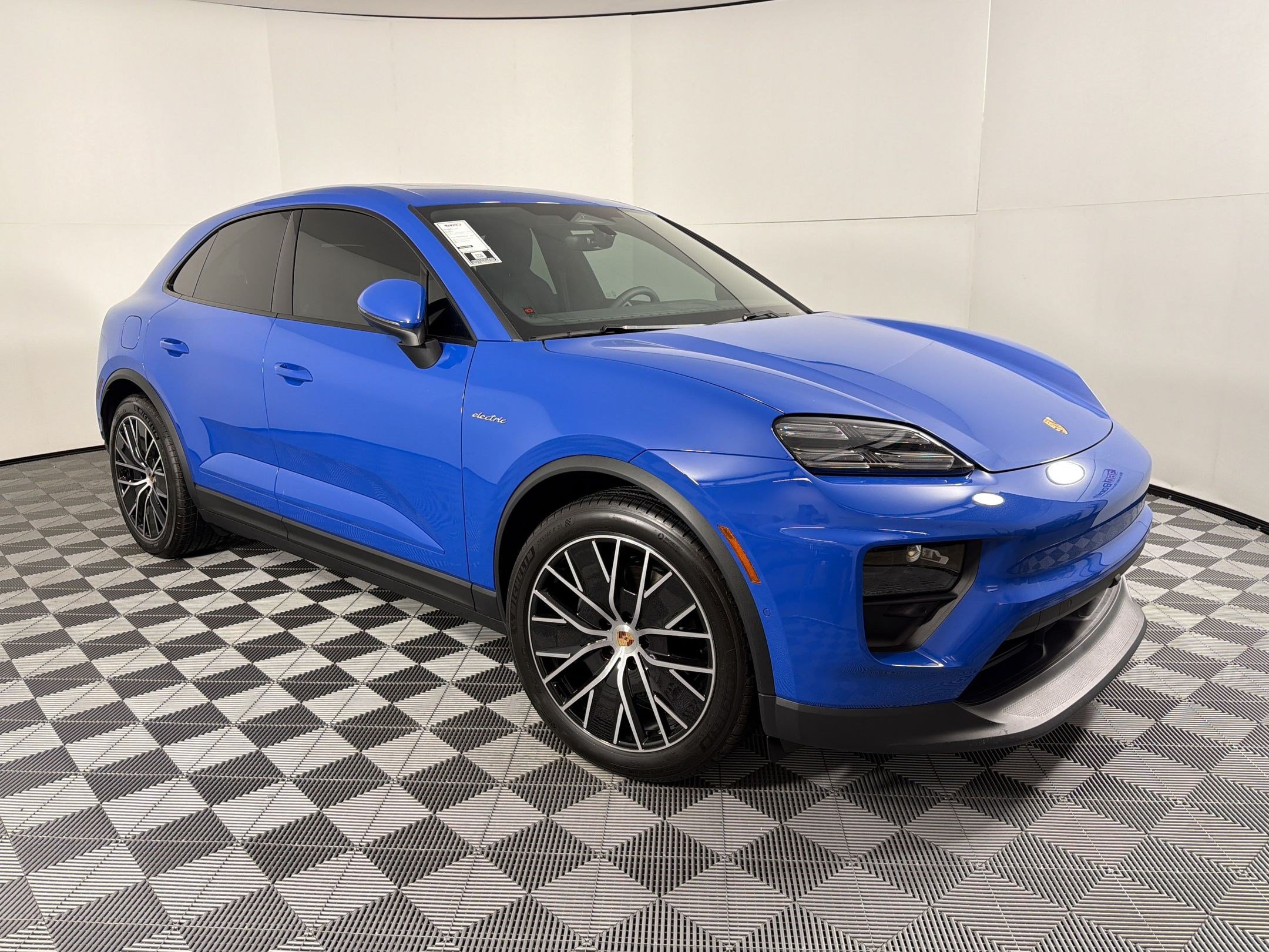 Used 2026 Porsche Macan Electric RWD image 7