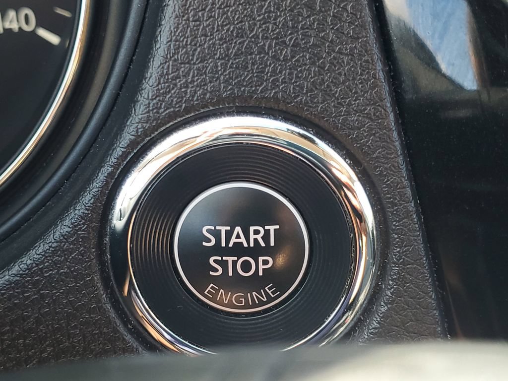 Certified 2020 Nissan Rogue SV FWD image 32