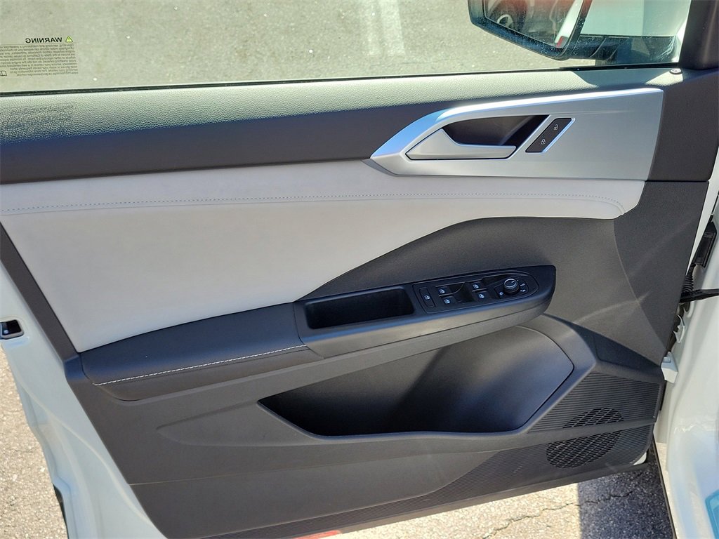 Certified 2025 Volkswagen Taos SE image 16