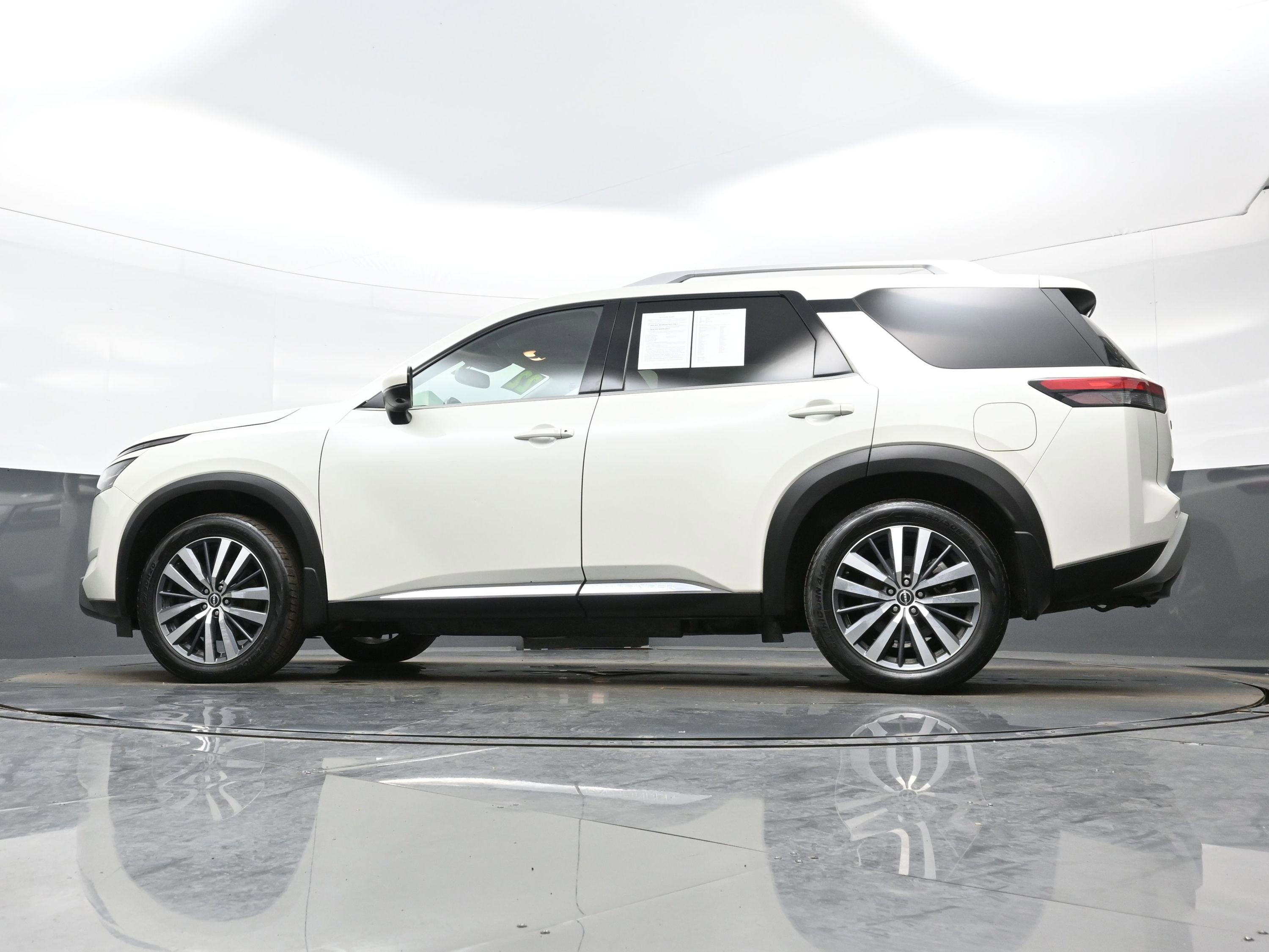 Used 2022 Nissan Pathfinder Platinum w/ Cargo Package image 30