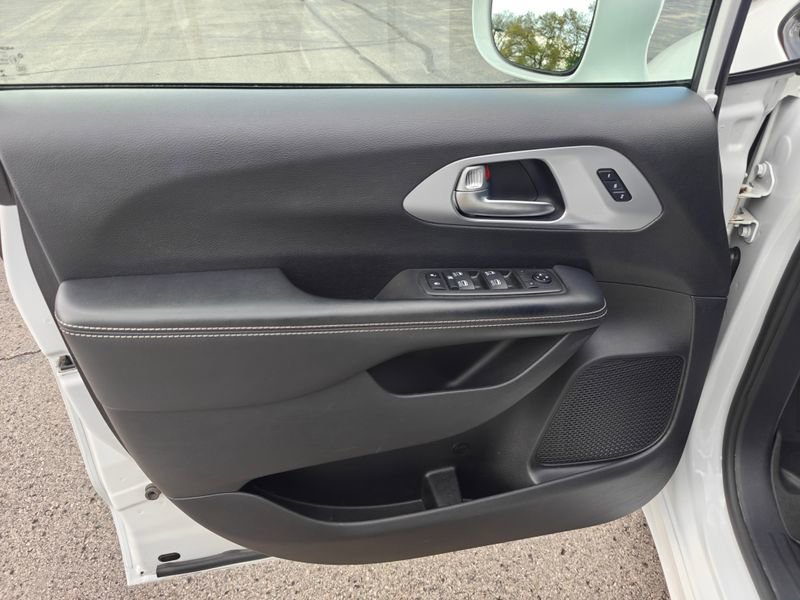 Used 2020 Chrysler Pacifica Touring-L Plus FWD image 14