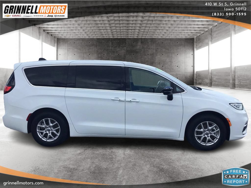 Used 2025 Chrysler Pacifica Select FWD image 4