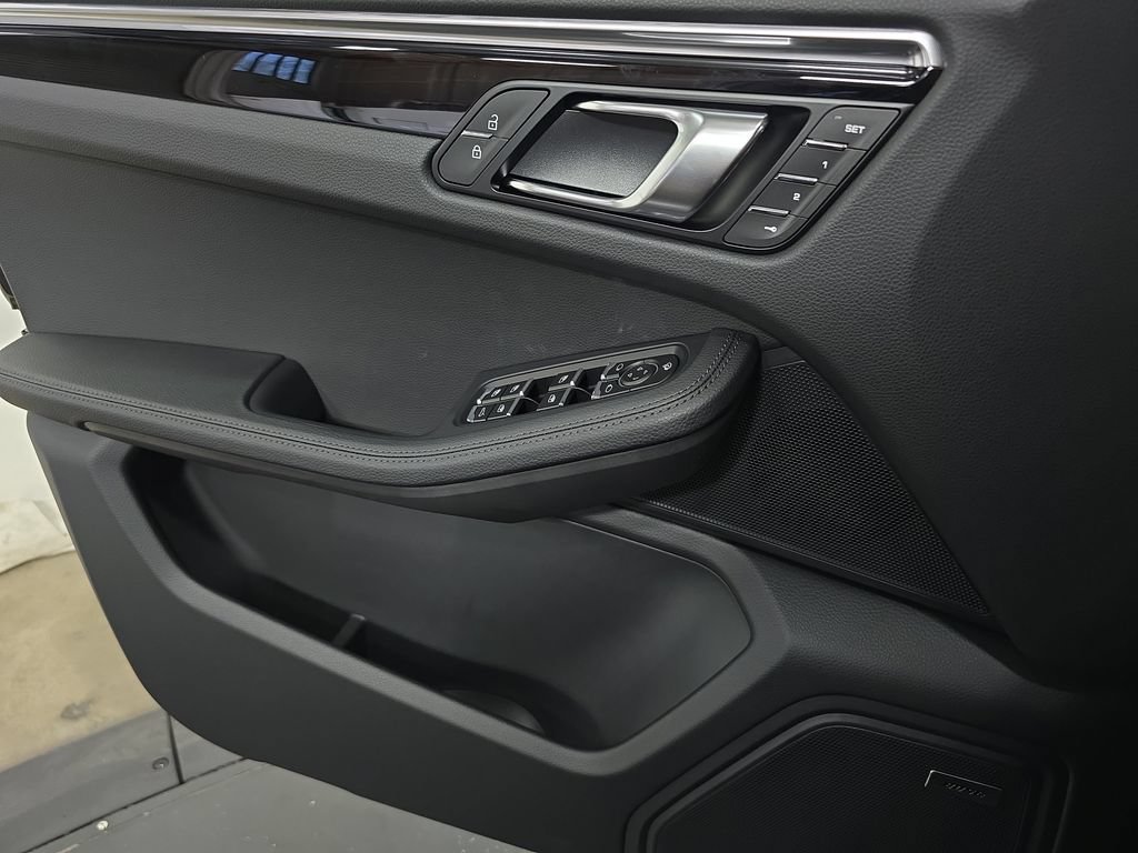 Certified 2026 Porsche Macan AWD/4WD image 22