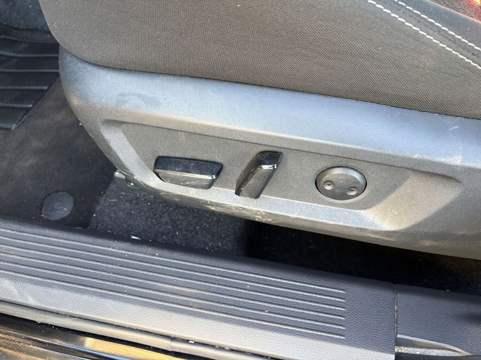 Used 2025 Nissan Rogue SV image 22