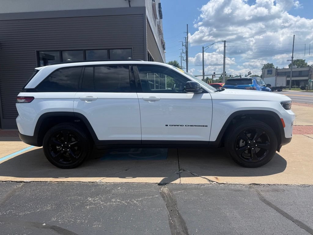 Used 2023 Jeep Grand Cherokee Altitude AWD/4WD image 5