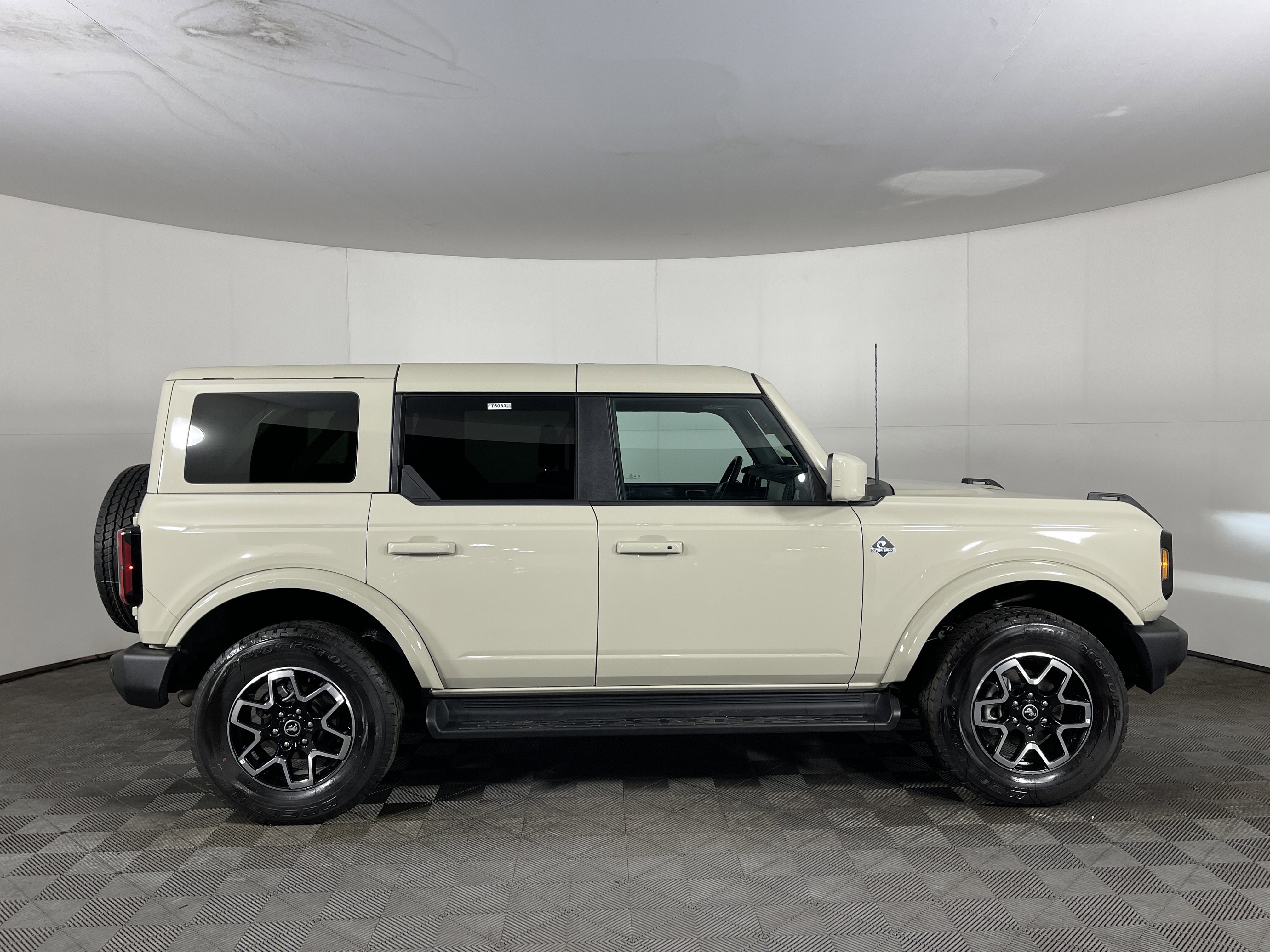 Used 2025 Ford Bronco Outer Banks image 5