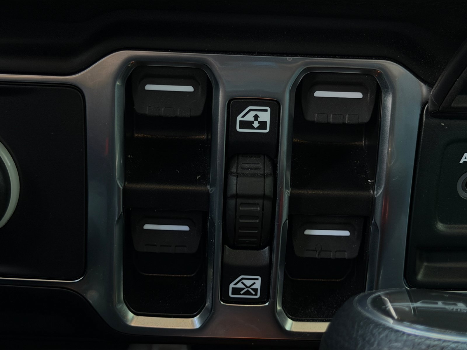 Used 2024 Jeep Gladiator Overland AWD/4WD image 25