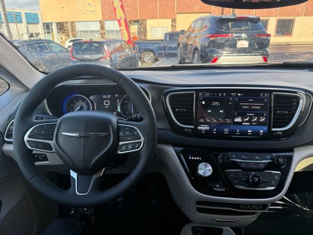 Used 2024 Chrysler Pacifica Touring-L image 15