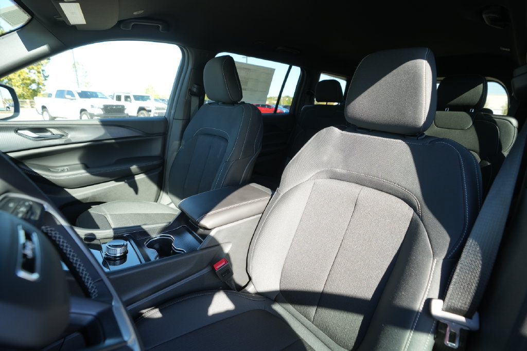 New 2027 Jeep Grand Cherokee L Laredo w/ MOPAR Finishing Package AWD/4WD image 39