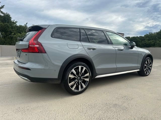 Certified 2024 Volvo V60 B5 Cross Country Ultimate w/ Protection Package Premier AWD/4WD image 9