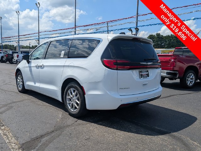 Used 2024 Chrysler Pacifica Touring-L FWD image 5