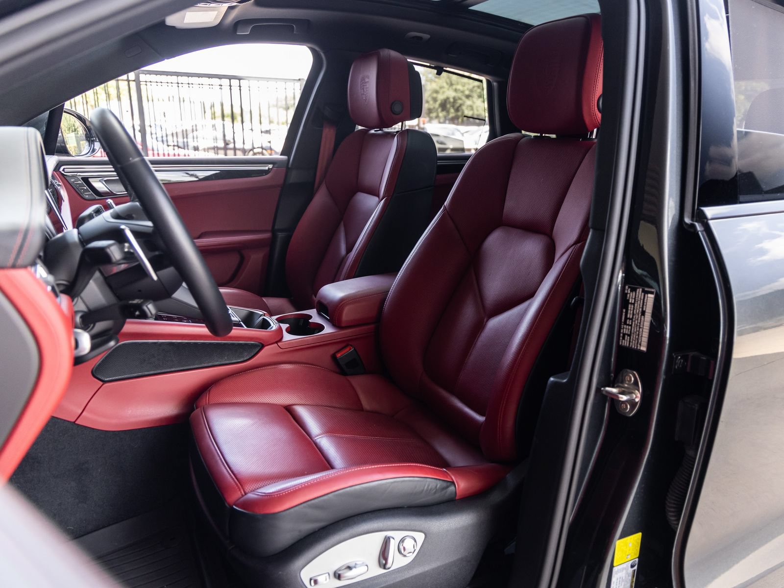 Certified 2024 Porsche Macan S AWD/4WD image 5
