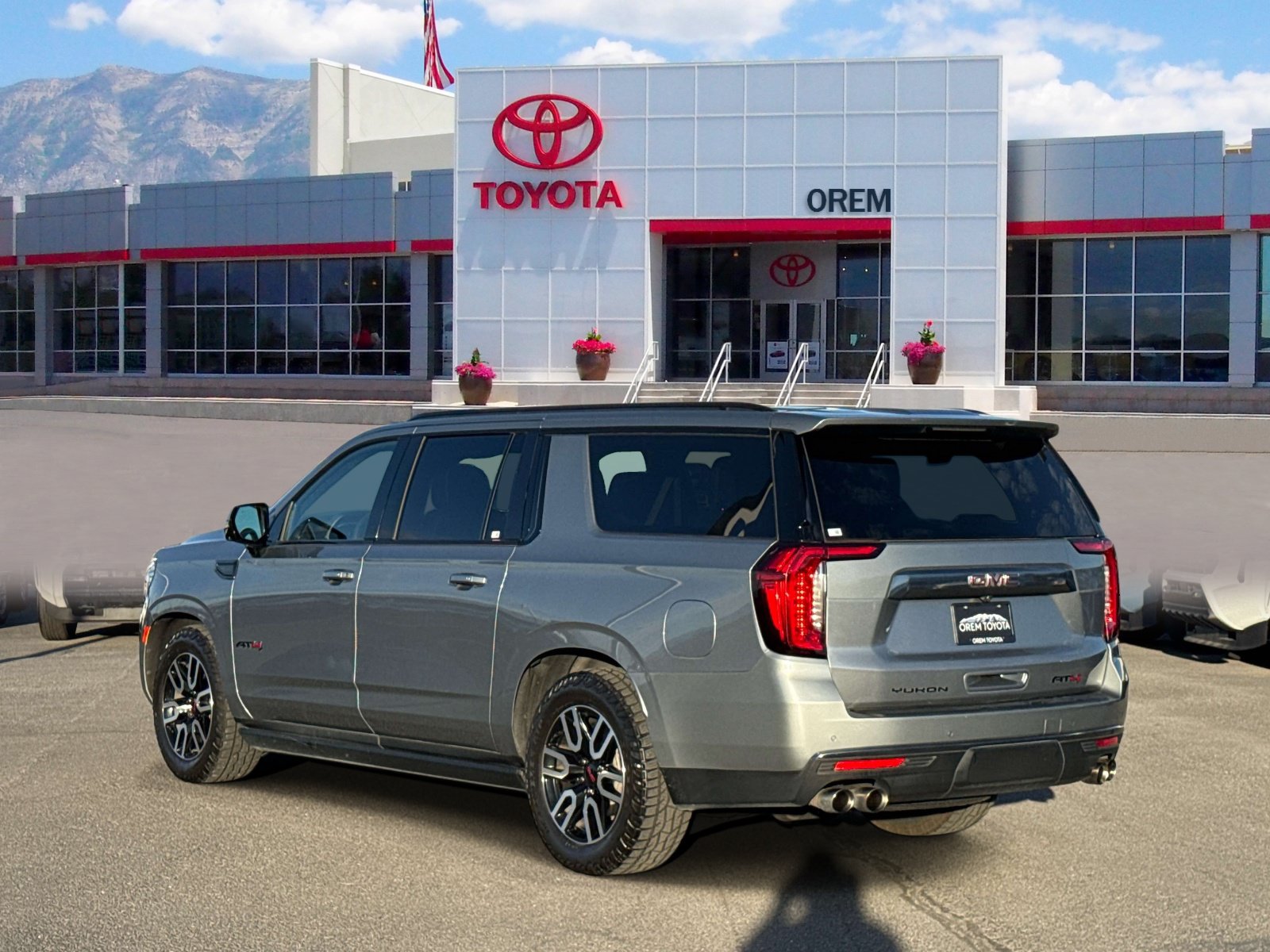 Used 2024 GMC Yukon XL AT4 w/ AT4 Premium Plus Package AWD/4WD image 5