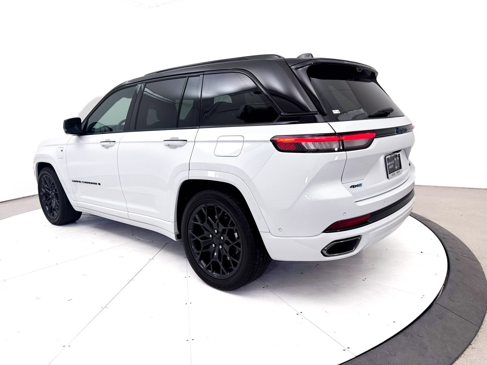 Used 2023 Jeep Grand Cherokee Summit AWD/4WD image 18