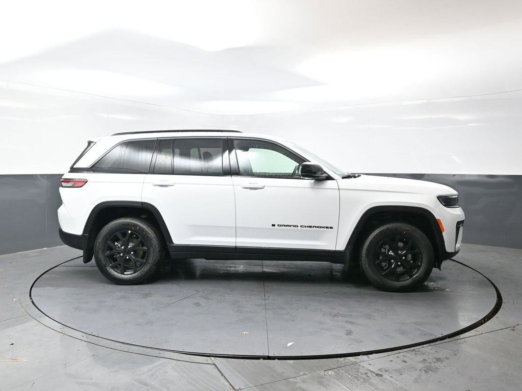New 2026 Jeep Grand Cherokee Altitude image 2