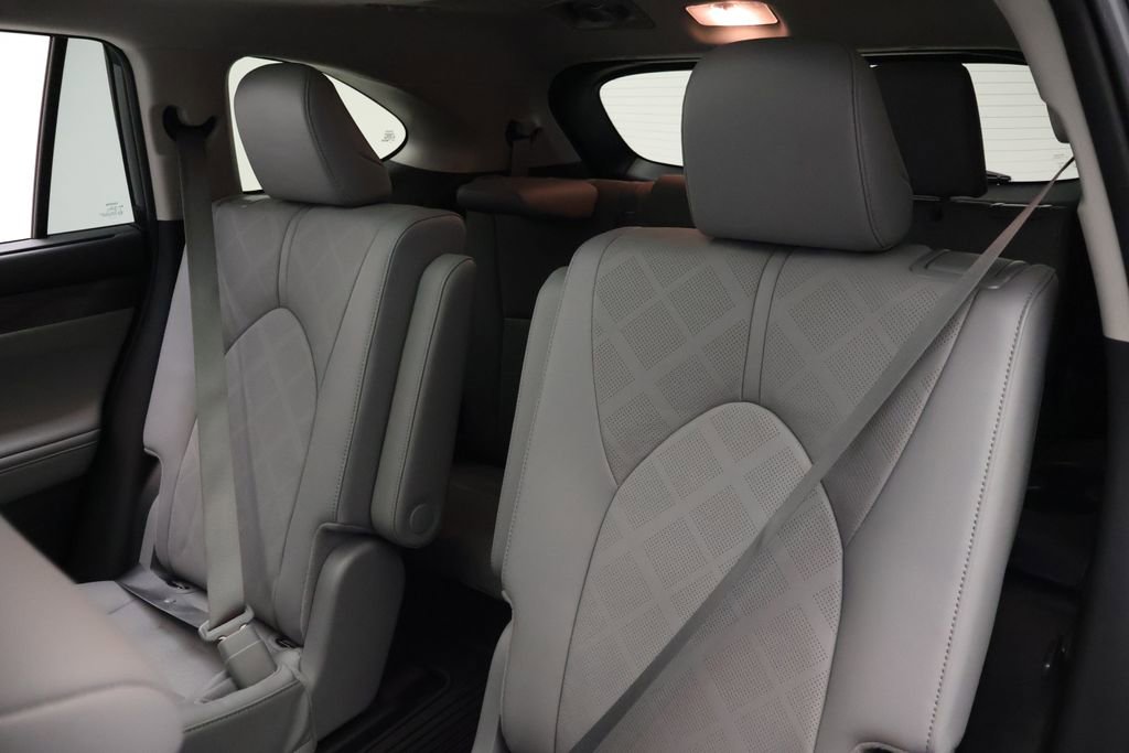 Certified 2025 Toyota Highlander Platinum AWD/4WD image 18