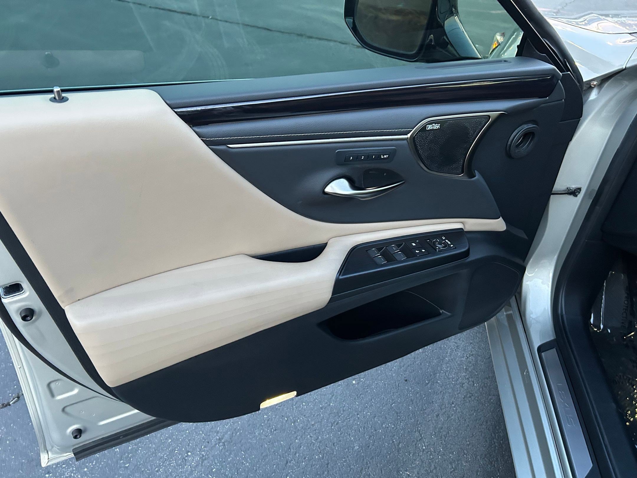 Used 2021 Lexus ES 300h Ultra Luxury image 9