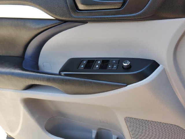 Used 2017 Toyota Highlander Plus AWD/4WD image 23