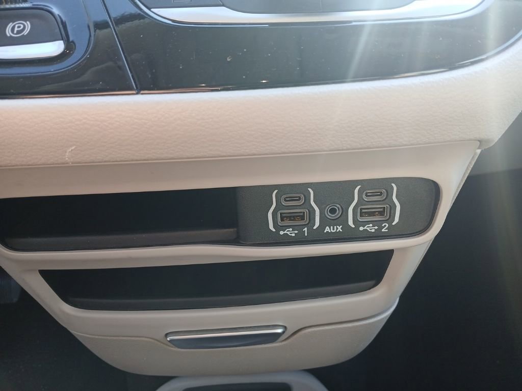 Used 2024 Chrysler Pacifica Touring-L image 24