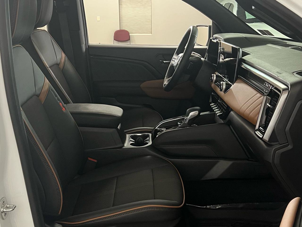 Used 2024 GMC Canyon AT4 w/ Technology Package image 33