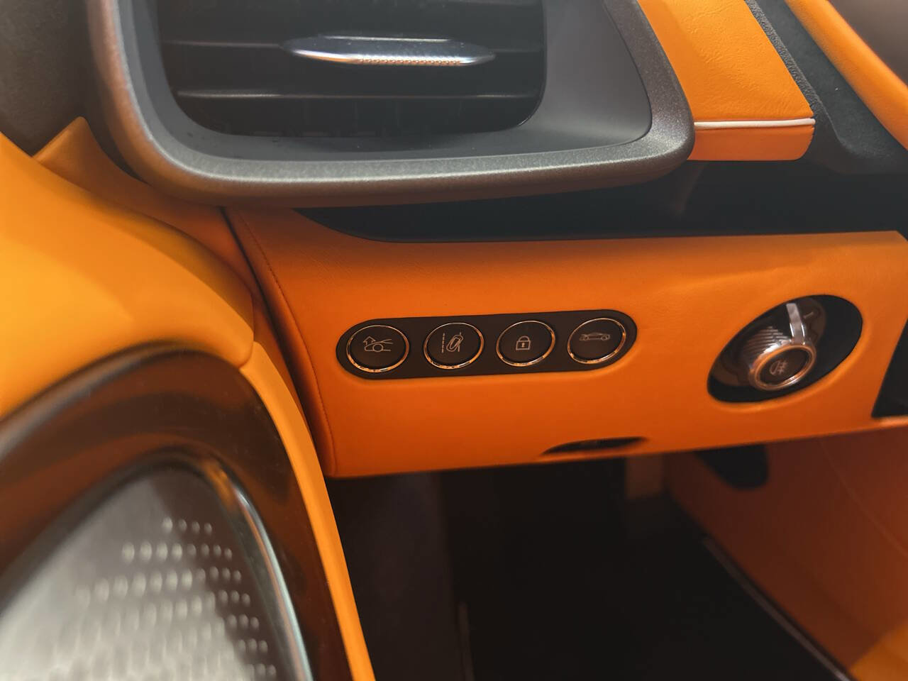 Used 2025 McLaren Artura Spider image 27