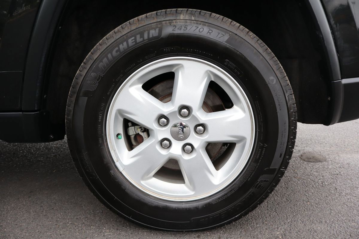 Used 2013 Jeep Grand Cherokee Laredo w/ Laredo E Group AWD/4WD image 40