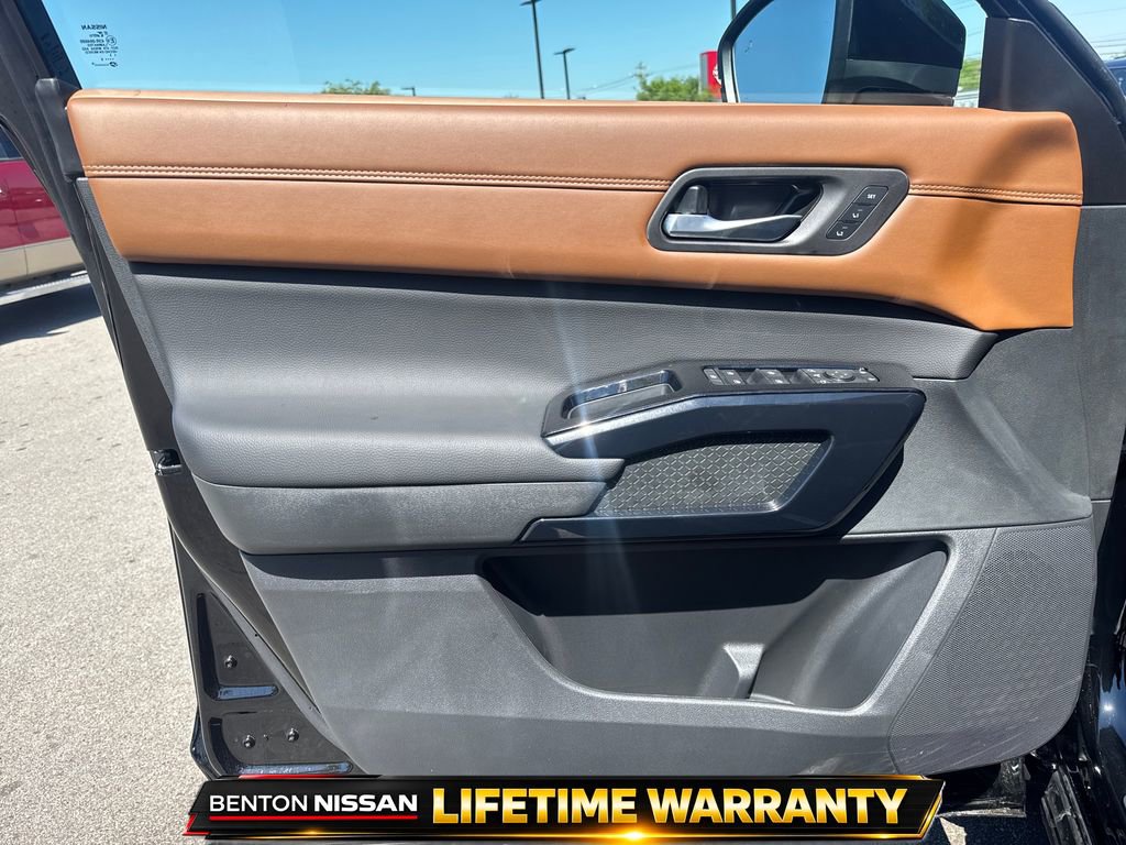 Used 2026 Nissan Pathfinder Platinum AWD/4WD image 12