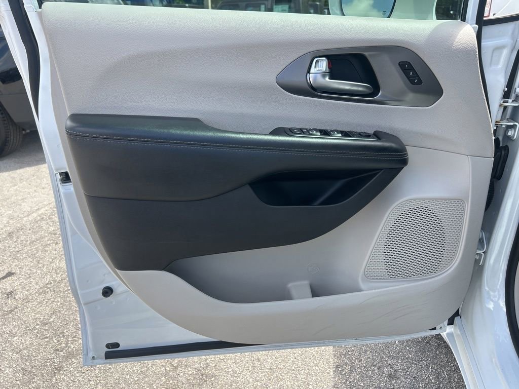 Used 2019 Chrysler Pacifica Limited w/ Tire & Wheel Group image 35